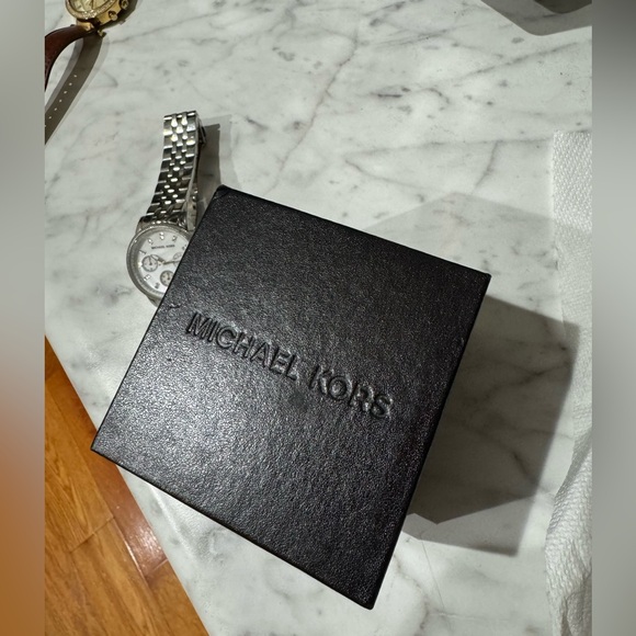 2 Michael Kors Watches (Keeping a pair) - Picture 4 of 7